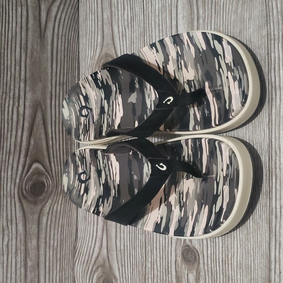 Olukai black and gray women’s sandals size 9 - Picture 2 of 6